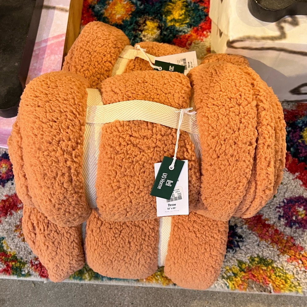 Urban outfitters teddy throw blanket not new - Picture 3 of 4